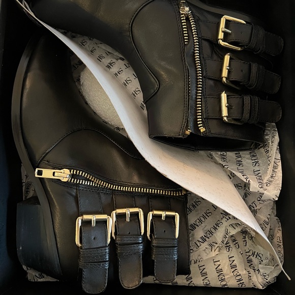 Shoemint ‘Sienna’ Boot. Black leather, gold hardware. Size 7. Like new! - Picture 3 of 6